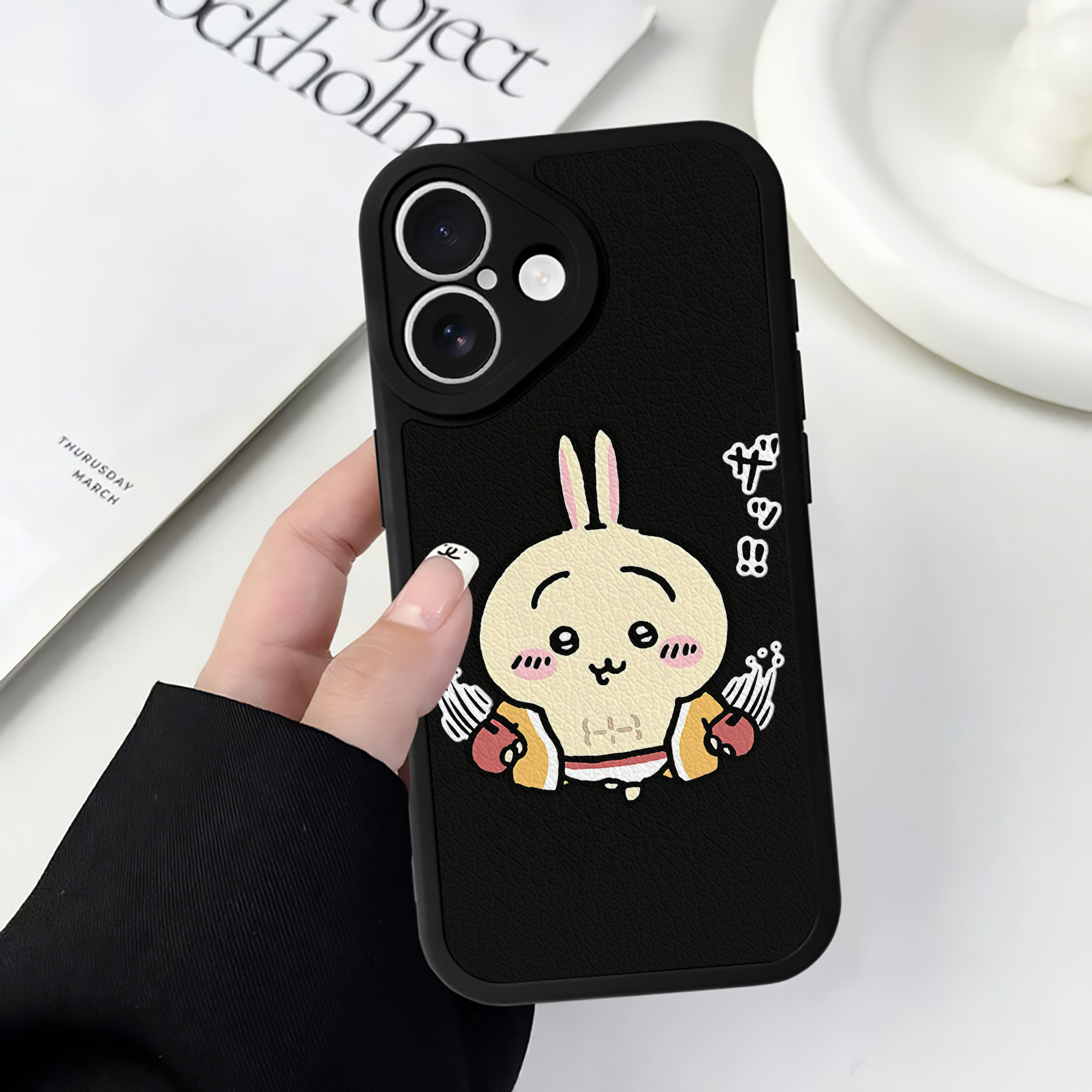 （画像用） ちいかわ うさぎ Chii-kawa usagi 【iPhone 16シリーズ対応】シリコンスマホケース（レザー調） 材質：シリコン